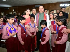 दिव्यांग बच्चों के बीच मुख्यमंत्री धामी ने मनाया जन्मदिन, बच्चों के साथ काटा केक