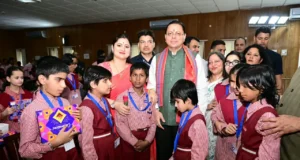 दिव्यांग बच्चों के बीच मुख्यमंत्री धामी ने मनाया जन्मदिन, बच्चों के साथ काटा केक