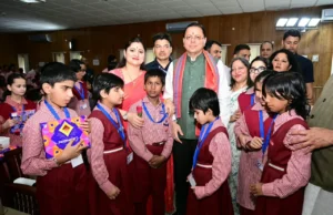 दिव्यांग बच्चों के बीच मुख्यमंत्री धामी ने मनाया जन्मदिन, बच्चों के साथ काटा केक