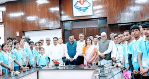 देवप्रयाग विधानसभा क्षेत्र के टॉपर विद्यार्थियों ने मुख्य सचिव से की मुलाकात