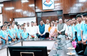 देवप्रयाग विधानसभा क्षेत्र के टॉपर विद्यार्थियों ने मुख्य सचिव से की मुलाकात