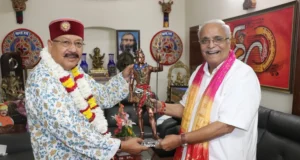 संघ के वरिष्ठ अखिल भारतीय प्रचारक भैय्याजी जोशी ने महाराज से भेंट कर उन्हें जन्मदिन की शुभकामनाएं दी