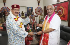 संघ के वरिष्ठ अखिल भारतीय प्रचारक भैय्याजी जोशी ने महाराज से भेंट कर उन्हें जन्मदिन की शुभकामनाएं दी