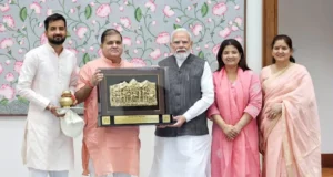 पीएम मोदी से मिलकर भट्ट ने दिया पुत्र के विवाह का निमंत्रण!
