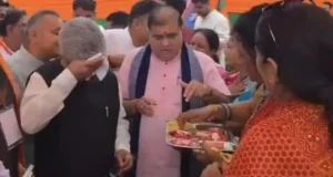 हल्द्वानी में तिलक पोंछने का वीडियो वायरल, कांग्रेस ने दुष्यंत गौतम पर साधा निशाना; 2027 चुनाव की तैयारियों के बीच गरमाई सियासत