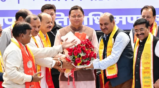 Ceremonial-Bouquet-Presentation-on-Stage