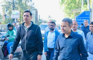 मुख्यमंत्री के निर्देशों पर सड़क सुधार कार्यों की पड़ताल करने तड़के मैदान में उतरे सचिव लोक निर्माण विभाग पंकज कुमार पांडेय