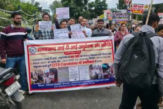 भर्ती की मांग को लेकर बेरोजगार युवाओं की महारैली, सचिवालय कूच कर सरकार के खिलाफ किया प्रदर्शन