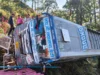 पौड़ी गढ़वाल में खाई में गिरी GMOU की बस, 30 यात्रियों की अटकी जान; पेड़ से टकराकर रुकी बस
