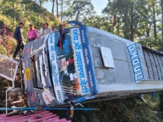 पौड़ी गढ़वाल में खाई में गिरी GMOU की बस, 30 यात्रियों की अटकी जान; पेड़ से टकराकर रुकी बस