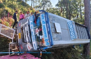 पौड़ी गढ़वाल में खाई में गिरी GMOU की बस, 30 यात्रियों की अटकी जान; पेड़ से टकराकर रुकी बस
