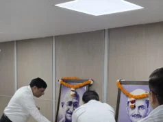 गांधी और शास्त्री के जीवन मूल्यों को आत्मसात करने का संकल्प, अधिकारियों-कर्मचारियों ने अर्पित किए श्रद्धासुमन