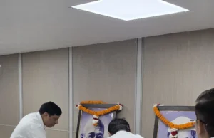 गांधी और शास्त्री के जीवन मूल्यों को आत्मसात करने का संकल्प, अधिकारियों-कर्मचारियों ने अर्पित किए श्रद्धासुमन