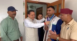 एशियन गेम्स में कांस्य पदक जीतने वाले बॉक्सर कपिल पोखरिया ने मुख्यमंत्री धामी से की भेंट।