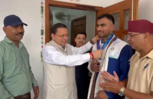 एशियन गेम्स में कांस्य पदक जीतने वाले बॉक्सर कपिल पोखरिया ने मुख्यमंत्री धामी से की भेंट।