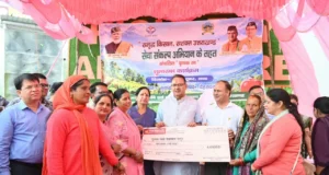 सुवाखोली में सेवा संकल्प अभियान के तहत कृषक रथ को हरी झंडी दिखाकर रवाना करते कृषि मंत्री गणेश जोशी