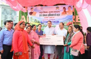सुवाखोली में सेवा संकल्प अभियान के तहत कृषक रथ को हरी झंडी दिखाकर रवाना करते कृषि मंत्री गणेश जोशी