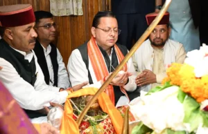 पीएम मोदी के सार्वजनिक जीवन और राष्ट्रसेवा के 25 वर्ष पूर्ण होने पर सीएम धामी ने काशी विश्वनाथ मंदिर में की विशेष पूजा