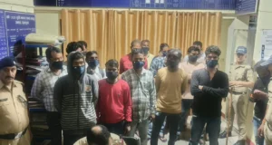 देहरादून: शराबियों को बस में भरकर थाने ले पहुंची पुलिस, 20 लोगों पर कार्रवाई; 45 के चालान