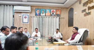 नगर निगम ऋषिकेश में निर्माणाधीन भवन, पार्किंग एवं विभिन्न विकास कार्यों की प्रगति की समीक्षा बैठक संपन्न
