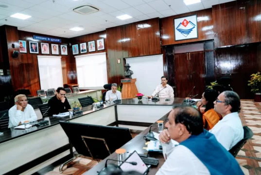 विकास परियोजनाओं की बाधाओं को दूर करने के लिए विभागीय समन्वय एवं समयबद्ध कार्यवाही पर जोर- सचिव लोनिवि