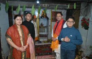 मुख्यमंत्री पुष्कर सिंह धामी ने पैतृक गांव हड़खोला स्थित श्री हरि चंद देवता मंदिर में की पूजा-अर्चना