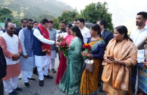 विधानसभा सत्र के लिए गैरसैंण पहुंचे CM धामी, गौचर और कर्णप्रयाग में पुष्पवर्षा कर हुआ भव्य स्वागत