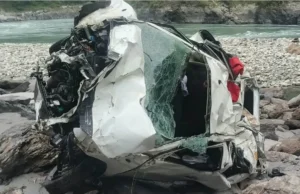 देवप्रयाग में दर्दनाक सड़क हादसा: 150 मीटर गहरी खाई में गिरी वैगनआर, दो की मौत और तीन घायल