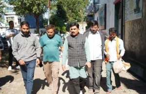 महापौर श्री शम्भू पासवान ने आवास विकास की गली नंबर-03 में 11 लाख रुपये की लागत से सड़क निर्माण कार्य का किया शुभारंभ